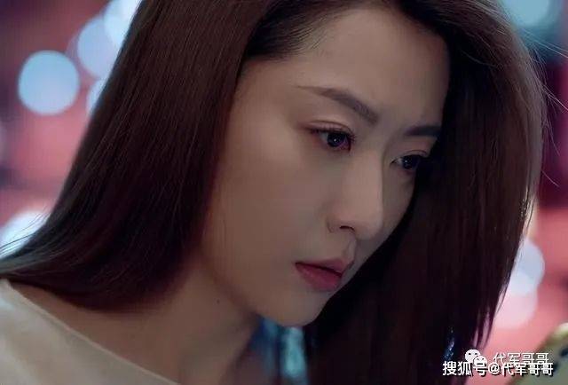 她事业巅峰期闪婚小3岁男模,离婚后独自带娃,如今36岁过得怎样?