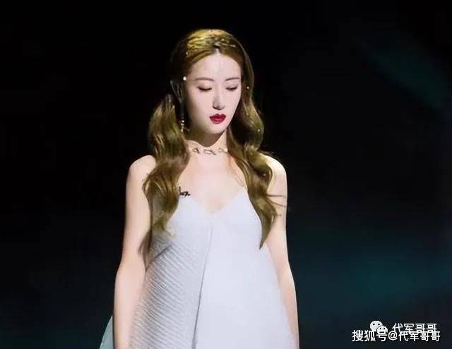 她事业巅峰期闪婚小3岁男模,离婚后独自带娃,如今36岁过得怎样?