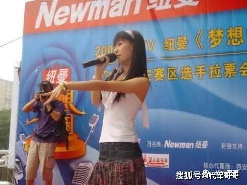 她事业巅峰期闪婚小3岁男模,离婚后独自带娃,如今36岁过得怎样?