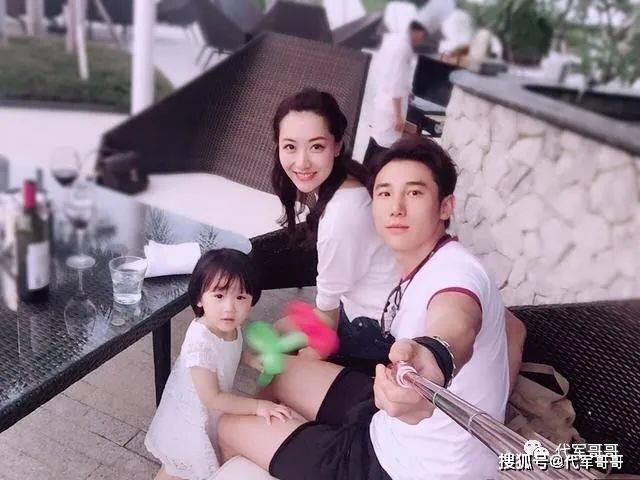 她事业巅峰期闪婚小3岁男模,离婚后独自带娃,如今36岁过得怎样?