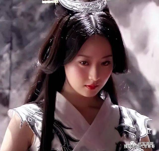 她事业巅峰期闪婚小3岁男模,离婚后独自带娃,如今36岁过得怎样?