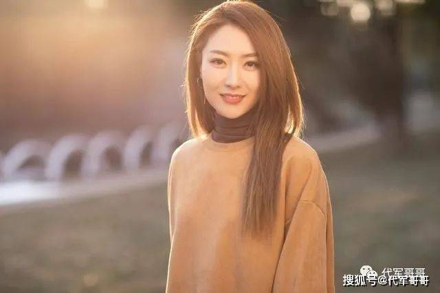 她事业巅峰期闪婚小3岁男模,离婚后独自带娃,如今36岁过得怎样?