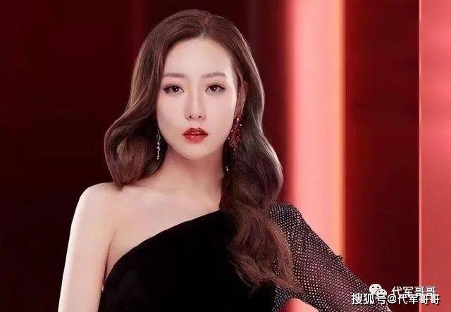 她事业巅峰期闪婚小3岁男模,离婚后独自带娃,如今36岁过得怎样?